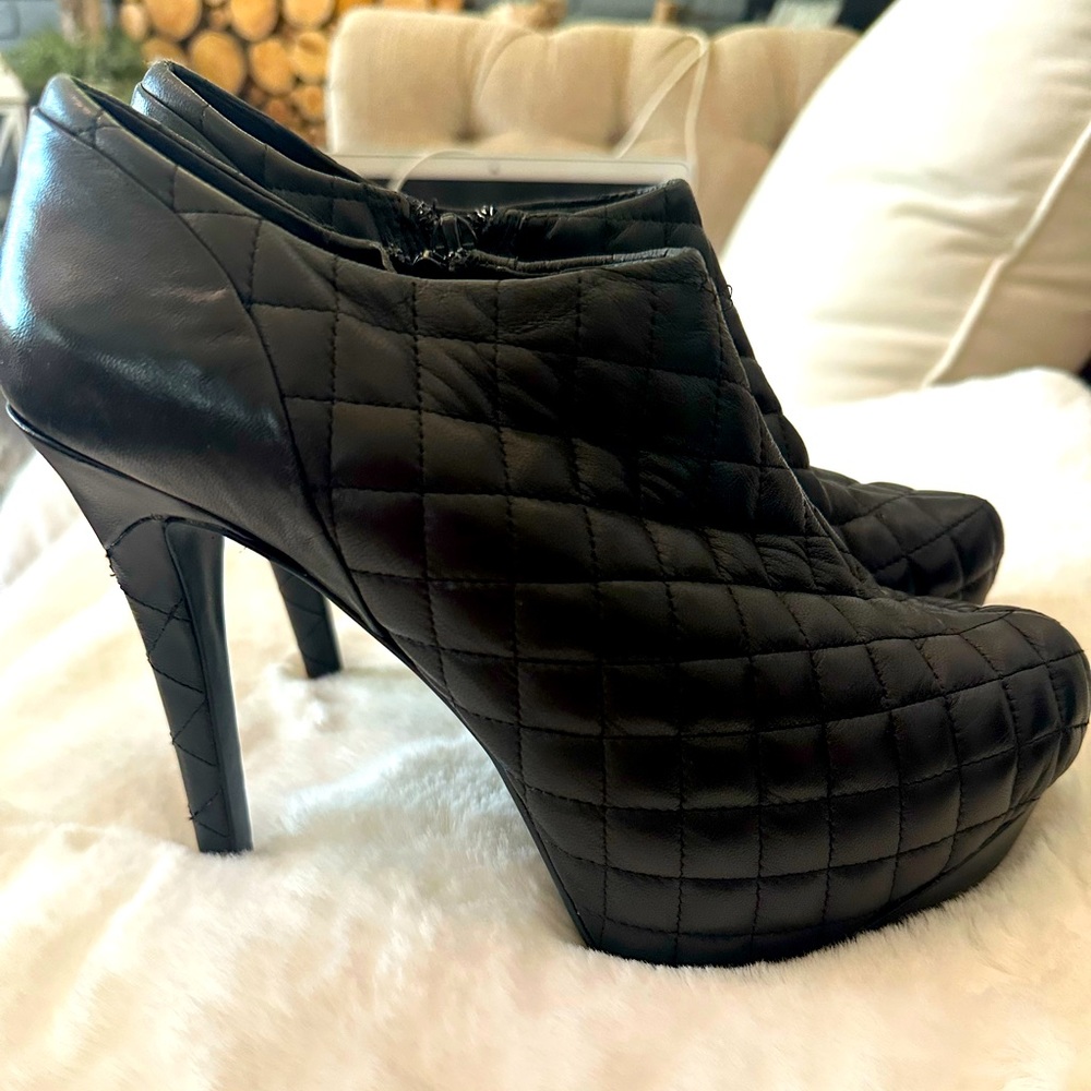 Gianni Bini quilted booties size 8.5